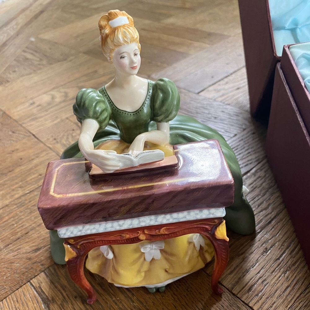 Royal Doulton Virginals Royal Doulton Lady Musicians - Picture 8 of 16